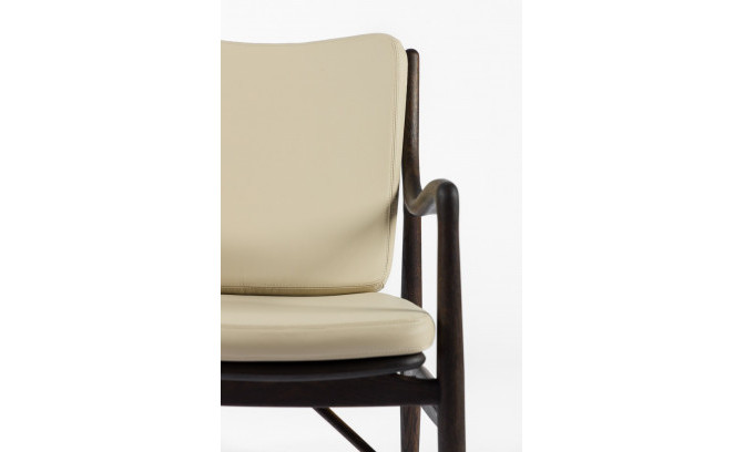 Krēsls ARMONIA no ozola masīvkoka spilvens dabīgā ādā